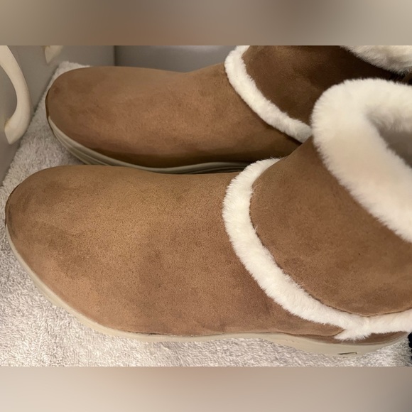 11 Wide Women's Cozy Brown Ankle Boots with White Trim - Picture 3 of 9